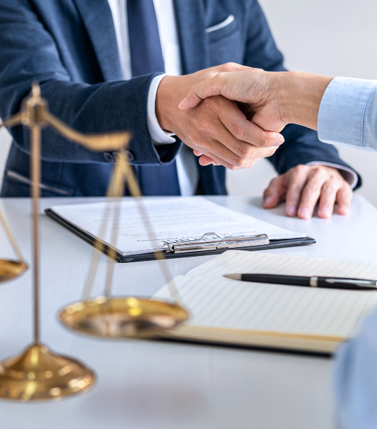Abogados estrechando las manos en señal de acuerdo