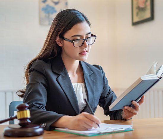 Abogada tomando notas en un cuaderno
